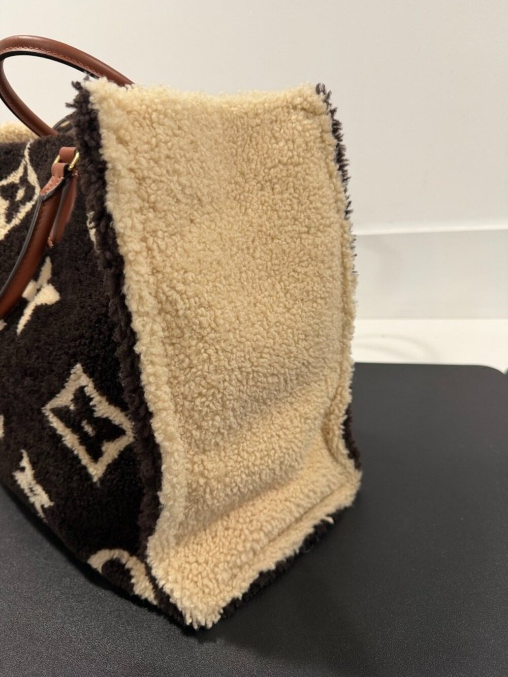 Louis Vuitton OnTheGo GM Shearling Teddy Limited Edition Tote Bag (JB1438) - Picture 2 of 15